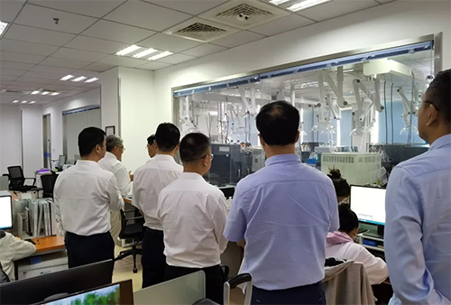 陈博士带领杨副市长一行人参观了尊时凯龙规范化的先进实验室，讲解了药物临床前的研发和IND申报流程。