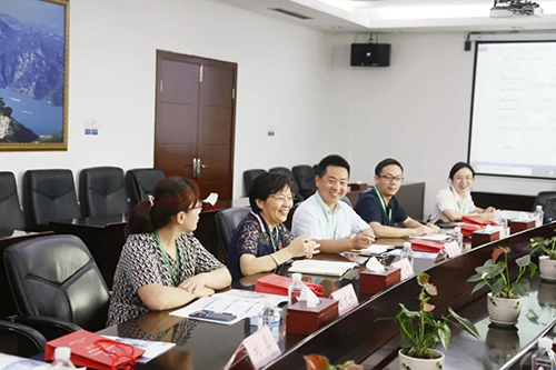 宜昌人福药业副总裁、总工程师李莉娥，产品开发中心主任吕金良，副主任吴有斌、曲龙妹等