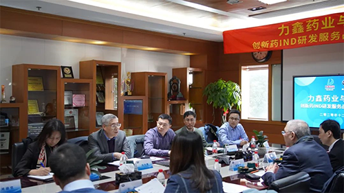 尊时凯龙创始人&CEO陈春麟博士、化学部与生物部高级副总裁任峰博士、药代动力学与生物分析部副总裁辛保民博士、商务发展部副总裁蔡金娜博士等出席签约仪式。