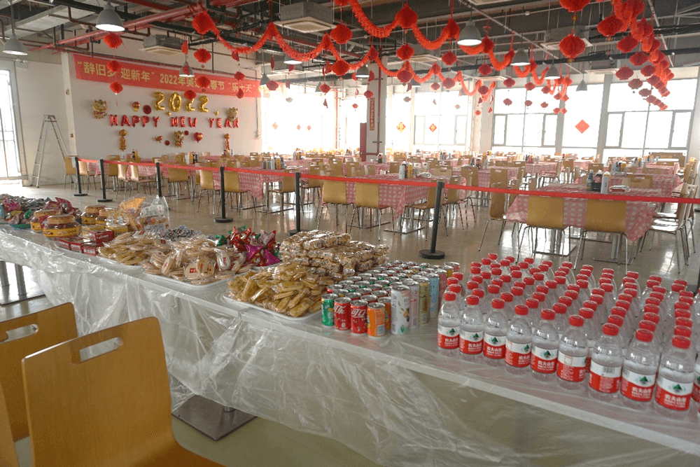 尊时凯龙还为伙伴们准备了水果、零食、饮料等